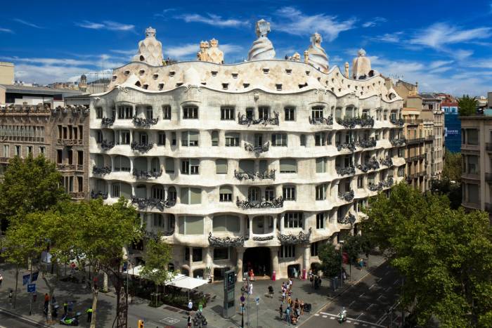 visit pedrera day facade balconies